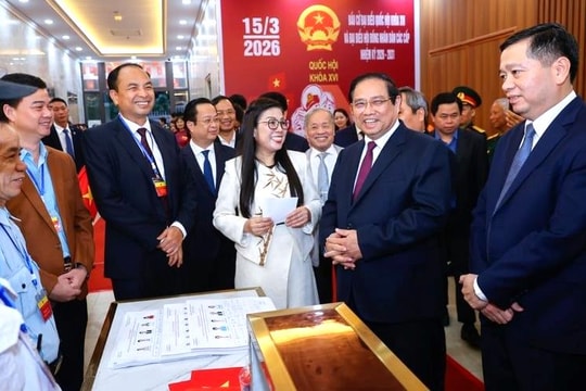 Thủ tướng Phạm Minh Chính cùng cử tri bỏ phiếu bầu cử tại phường Tây Hồ