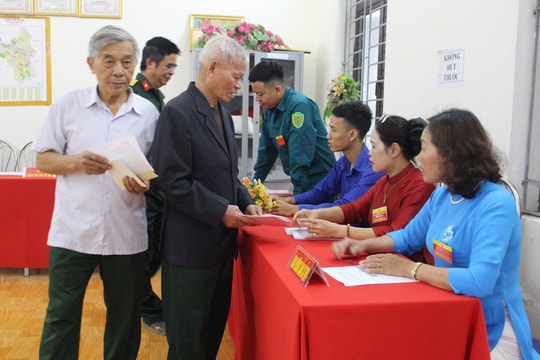 Cử tri xã Trung Giã gửi gắm niềm tin qua từng lá phiếu bầu cử