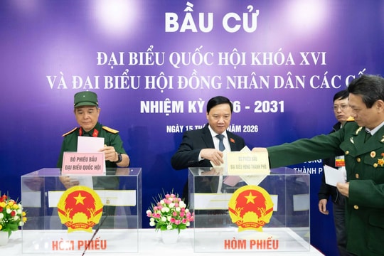 Phó Chủ tịch Quốc hội Nguyễn Khắc Định bỏ phiếu bầu cử tại phường Cầu Giấy