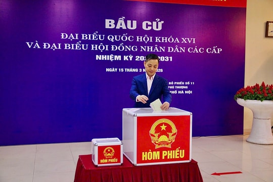 Cử tri phường Phú Thượng hòa trong không khí phấn khởi của Ngày hội toàn dân đi bầu cử