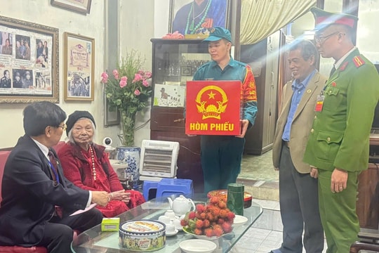 Phường Cửa Nam: Đưa hòm phiếu lưu động đến tận nhà cử tri yếu thế bảo đảm quyền bầu cử cho những cử tri đặc biệt