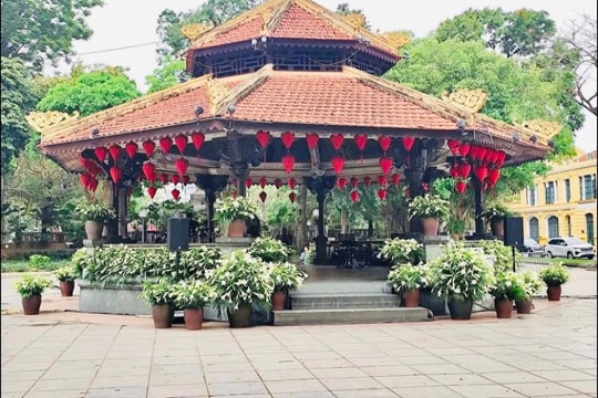 Hàng nghìn bông hoa loa kèn “đánh thức” không gian Nhà Bát Giác trước giờ G Live Concert “Hà Nội bình yên”