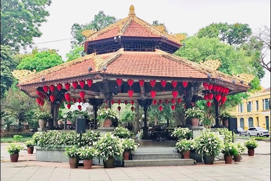 Hàng nghìn bông hoa loa kèn “đánh thức” không gian Nhà Bát Giác trước giờ G Live Concert “Hà Nội bình yên”