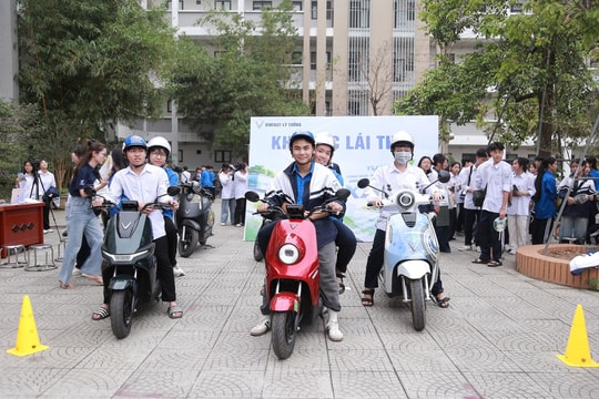 Chuỗi sự kiện “Phủ xanh trường học 2026”: Học sinh Hà Nội trải nghiệm xe điện VinFast, lan tỏa thông điệp sống xanh