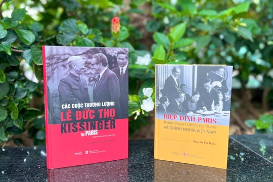 Giải mã cuộc đấu trí lịch sử tại Paris qua hai ấn phẩm đặc biệt