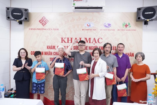 Phường Cửa Nam trao 200 suất quà cho người khuyết tật, con nạn nhân chất độc màu da cam và người có hoàn cảnh khó khăn