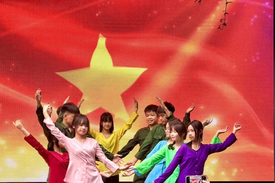 Tiếp bước cha anh – khi đạo lý “uống nước nhớ nguồn” ngân lên từ sân khấu học đường