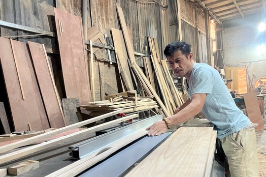 Bỏ ngân hàng về giữ lửa nghề mộc: Áp lực của thế hệ thứ ba và bài toán sinh tồn