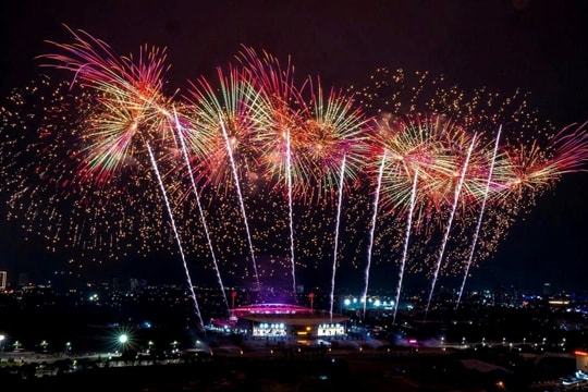 Tổ chức bắn pháo hoa trong chương trình nghệ thuật chính luận “Âm vang Tổ quốc” tại Hà Nội