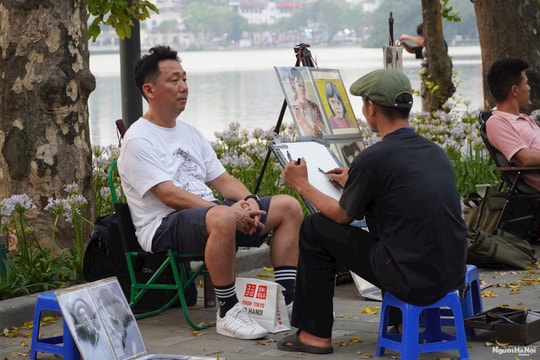 Du khách thích thú trải nghiệm nghệ thuật vẽ tranh ký họa bên hồ Gươm