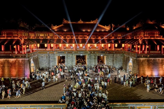 Du khách vào Đại nội Huế trải nghiệm “Hoàng cung Huyền ảo”