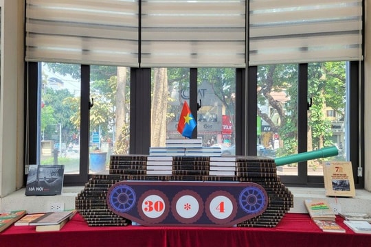 Trưng bày sách, báo với chủ đề: “Việt Nam – Vang mãi những chiến công”