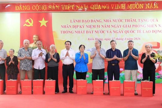 Bí thư Thành ủy Hà Nội Trần Đức Thắng thăm, tặng quà gia đình chính sách, người lao động khó khăn