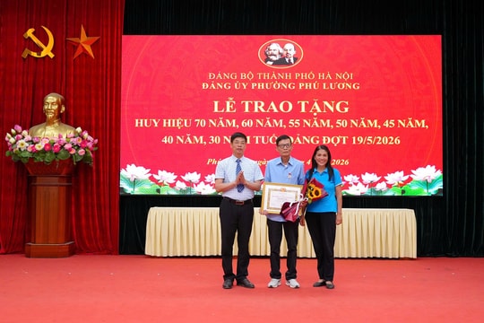 Phường Phú Lương trao Huy hiệu Đảng cho 24 đảng viên đợt 19/ 5