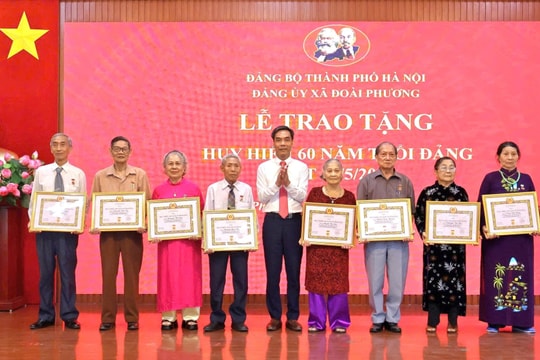 Xã Đoài Phương trao tặng 50 huy hiệu Đảng dịp 19/5