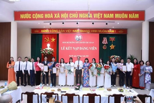 Trường THPT chuyên Chu Văn An kết nạp 9 học sinh vào Đảng đúng Ngày sinh nhật Bác