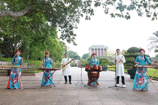 Biểu diễn nghệ thuật truyền thống vào chiều thứ Bảy hằng tuần tại khu vực Lăng Chủ tịch Hồ Chí Minh
