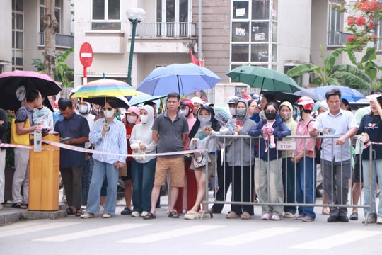 Hà Nội: Phụ huynh "đội nắng" chờ con bên ngoài phòng thi