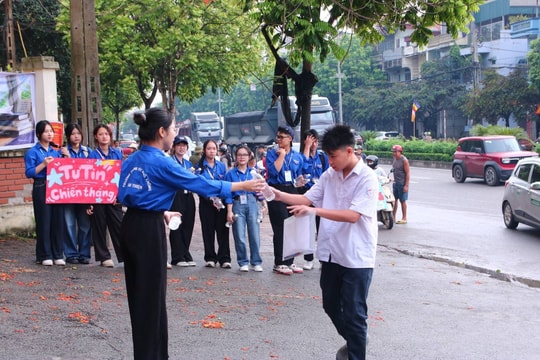 Thí sinh thi vào lớp 10 của Hà Nội phấn khởi, được hỗ trợ tốt nhất trong ngày thi đầu tiên