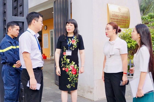 Trưởng Ban Chỉ đạo thi phường Cửa Nam động viên thí sinh, kiểm tra công tác tổ chức trong buổi thi đầu tiên vào lớp 10 THPT