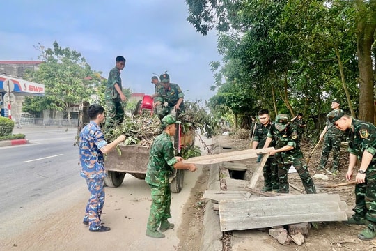 Phường Sơn Tây đồng loạt ra quân tổng vệ sinh môi trường trên tuyến Quốc lộ 32