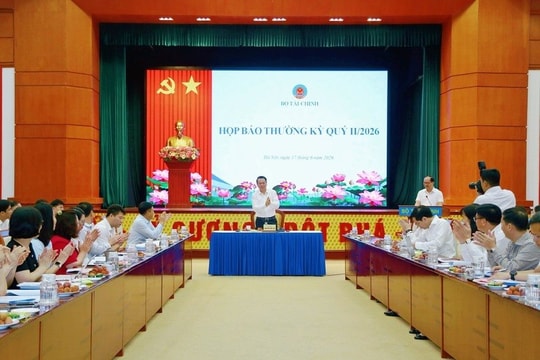 Bộ Tài chính kiên định mục tiêu tăng trưởng kinh tế 2 con số