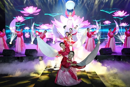 “Thức Thủy Show” kể chuyện sen bằng nghệ thuật và ẩm thực trong hồ Tịnh Tâm
