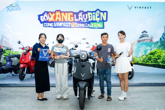 Người dân An Giang thích thú đi “đổi xăng lấy điện”, Flazz Max và Evo Lite thành tâm điểm