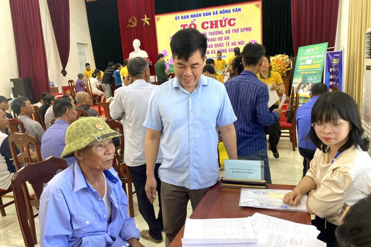 Xã Hồng Vân hỗ trợ tư pháp cho người dân tại điểm chi trả kinh phí GPMB