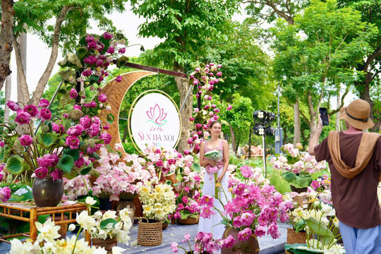 Lễ hội "Sắc sen Hà Nội" thu hút gần 300.000 lượt du khách đến tham quan, trải nghiệm
