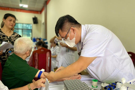 Hà Nội khám sức khỏe định kỳ miễn phí cho toàn bộ cư dân
