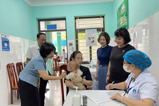 Phường Cầu Giấy tổ chức khám sức khỏe định kỳ miễn phí cho trẻ em dưới 6 tuổi