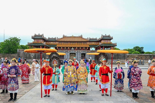 Hàng nghìn người tôn vinh vẻ đẹp cổ phục "Việt Phong Hội Tụ" ở Cố đô Huế