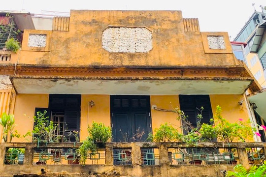 Dấu thời gian trên những ban công phố cổ