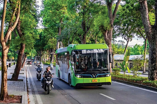 Hà Nội cấp thẻ xe buýt điện tử miễn phí cho đối tượng chính sách