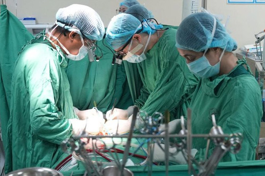 Hành trình hơn 5 giờ nghẹt thở hồi sinh trái tim lỗi nhịp của chiến binh nhí 1,5kg