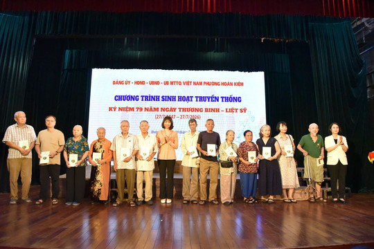 Chương trình sinh hoạt truyền thống kỷ niệm 79 năm Ngày Thương binh - Liệt sĩ trên địa bàn phường Hoàn Kiếm.