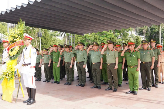 Công an TP Huế tri ân các Anh hùng liệt sĩ tại Quảng Trị