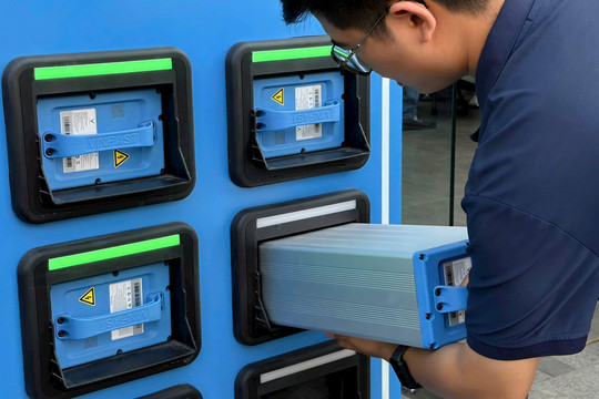 Đổi pin một phút, chạy cả trăm cây số: VinFast Viper đúng chất xe điện cho dân phượt