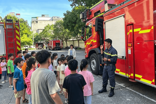 Hơn 130 học sinh và phụ huynh Trường tiểu học Nhân Chính hào hứng trải nghiệm làm lính cứu hỏa
