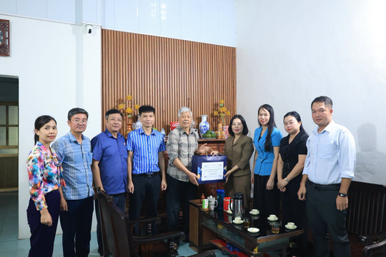 Xã Thường Tín tổ chức thăm, tặng quà gia đình chính sách