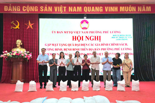 UBMTTQ phường Phú Lương tổ chức hội nghị gặp mặt, tặng quà các thương bệnh binh, gia đình chính sách nhân dịp 27/7