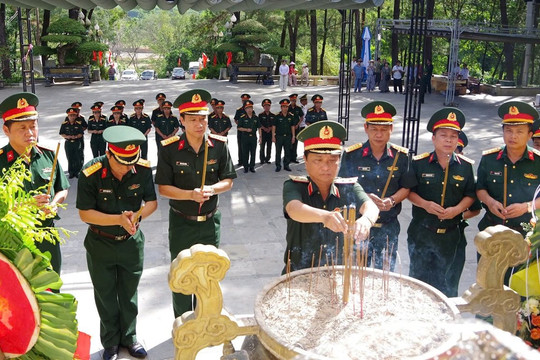 Bộ Tư lệnh Quân khu 4 (Bộ Quốc phòng) tri ân các Anh hùng liệt sĩ tại Quảng Trị