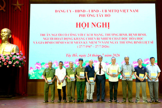 Phường Tây Hồ tri ân người có công nhân kỷ niệm 79 năm Ngày Thương binh - Liệt sĩ