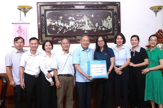 Tiếp tục lan tỏa những nghĩa cử cao đẹp. Ban Tổ chức chương trình “Khúc quân hành” lần thứ X năm 2026 tri ân người có công trên địa bàn phường Tây Hồ