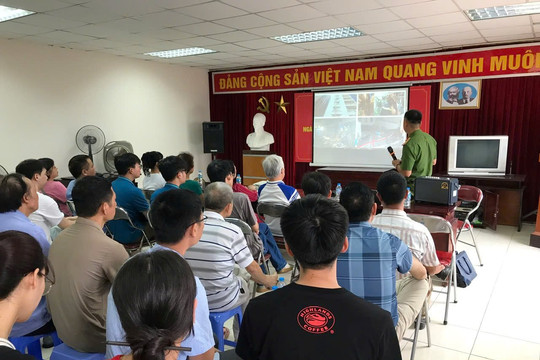 Đội CC&CNCH khu vực số 13 tuyên truyền, hướng dẫn kỹ năng PCCC&CNCH tại chung cư 96A, 96B Định Công