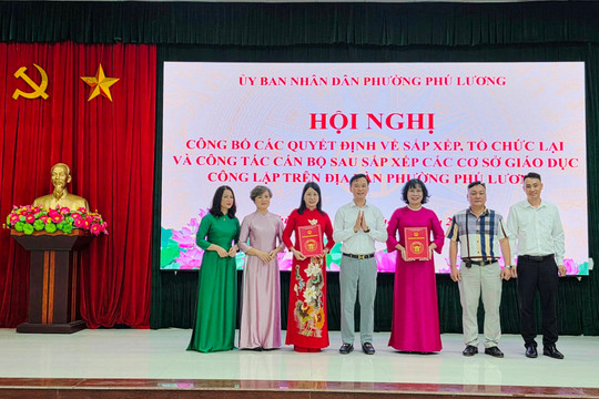Phường Phú Lương công bố các quyết định sắp xếp trường học và cán bộ