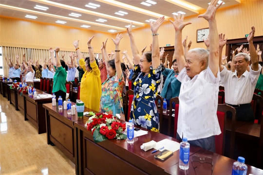 Hội NCT phường Tây Hồ: Tập huấn vận hành CLB liên thế hệ tự giúp nhau