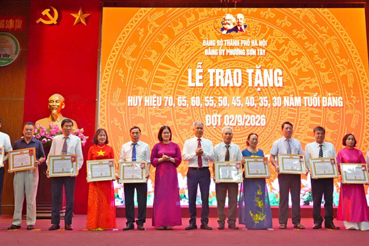 Phường Sơn Tây trao 200 Huy hiệu Đảng đợt kỷ niệm 81 năm Quốc khánh 2/9