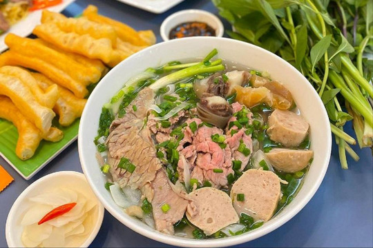 Bát phở đầu tiên giữa mùa đông Hà Nội và nghĩa tình của người bạn phương Bắc